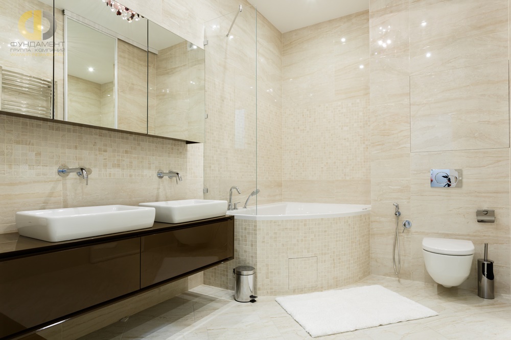 Интерьер светлой ванной комнаты с мозаичным декором